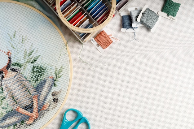 haftowany zestaw na stole